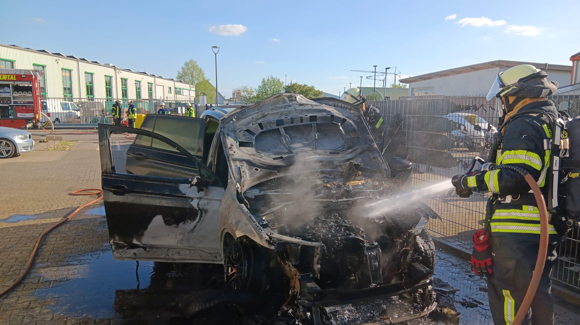 Feuerwehr Schwalmtal löscht Fahrzeugbrand