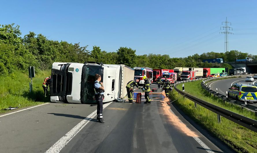 Lkw-Unfall auf Tangente zur A57: Fahrer leicht verletzt