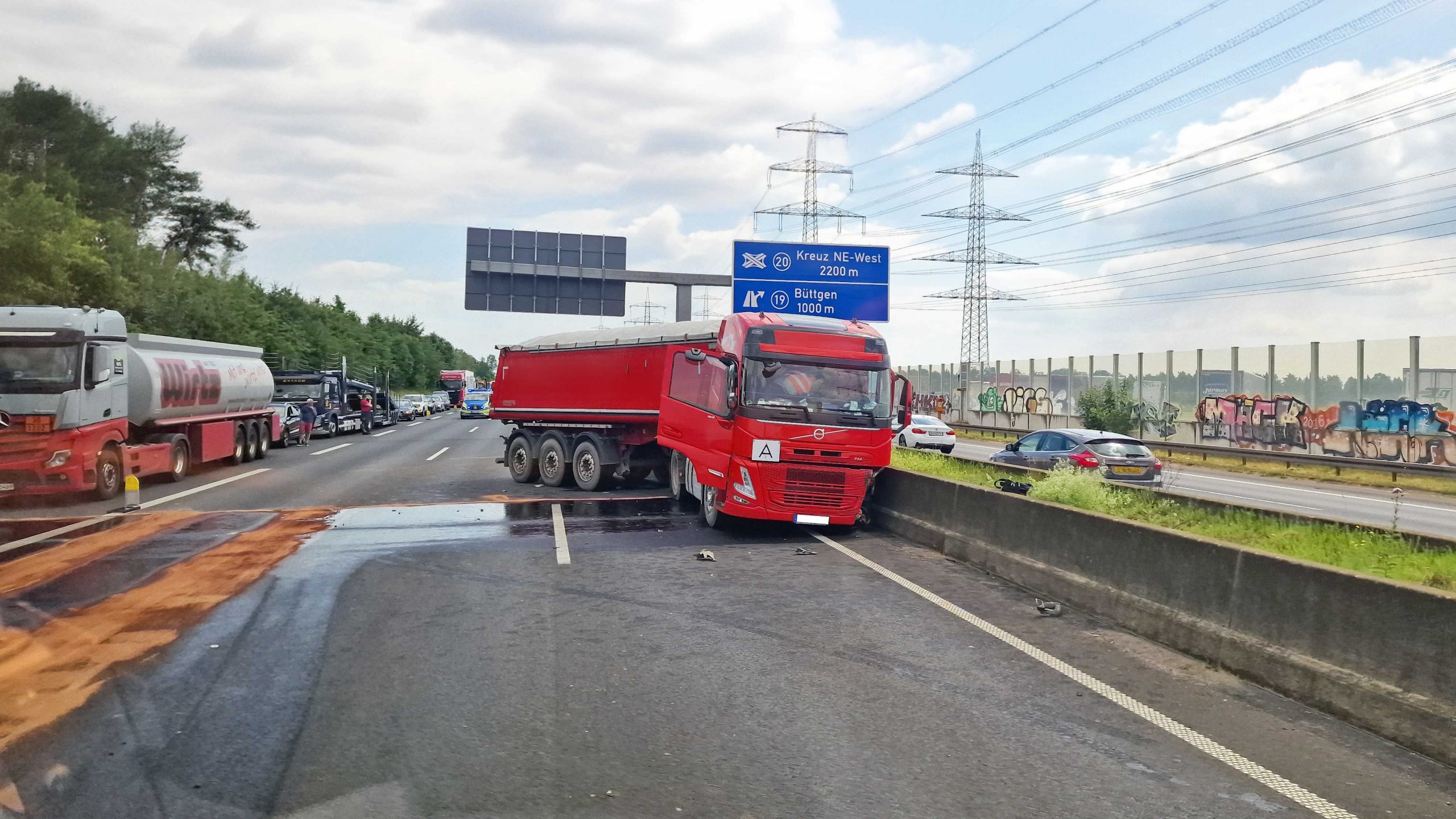 Crash auf der A57: Zwei Lkw krachen ineinander