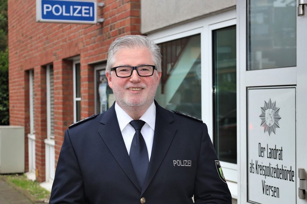 Bert Nolden vor der Polizeiwache in Willich