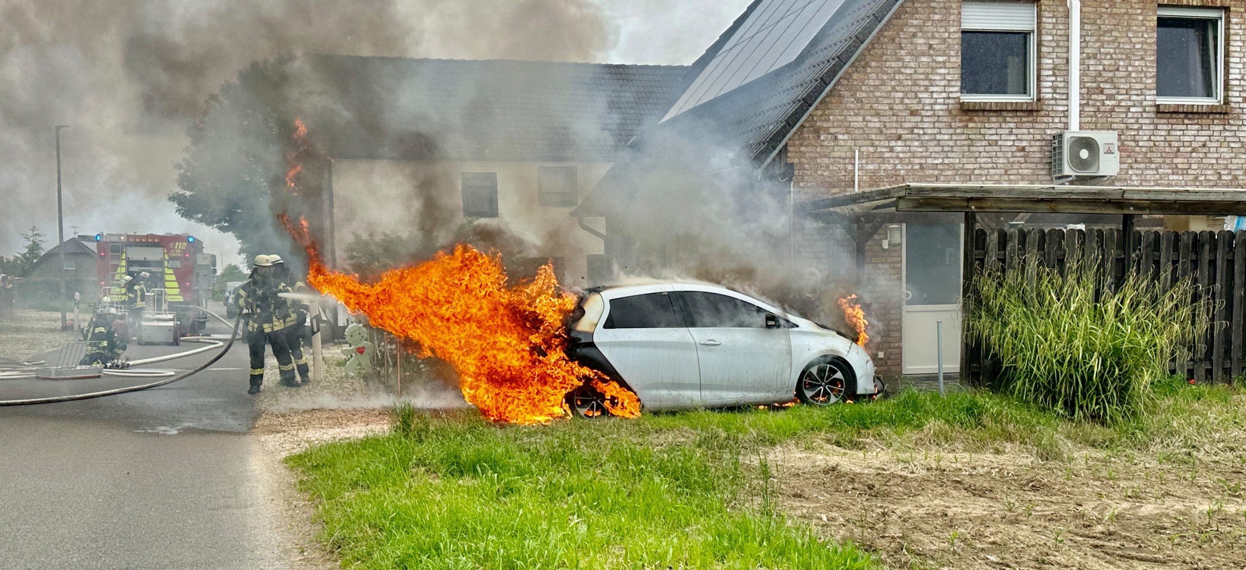 Feuerwehreinsatz in Amern: E-Auto in Flammen – Haus gerettet